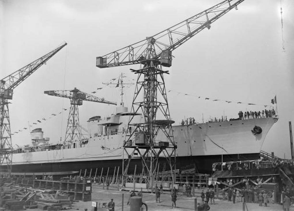 Mise sur cale du contre-torpilleur "Le Triomphant" aux Ateliers et Chantiers de France (AC France) à Dunkerque.