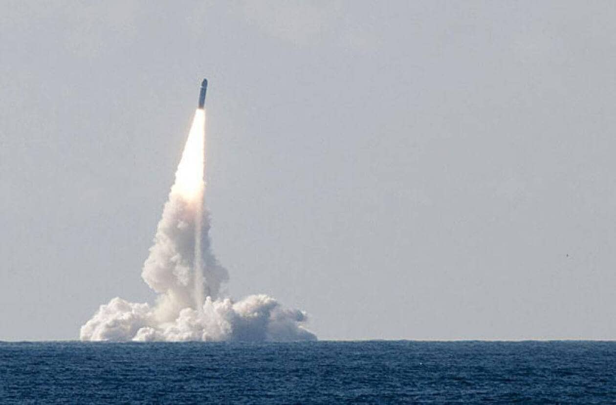 Le sous-marin "Le Triomphant" tire avec succès un missile M51.