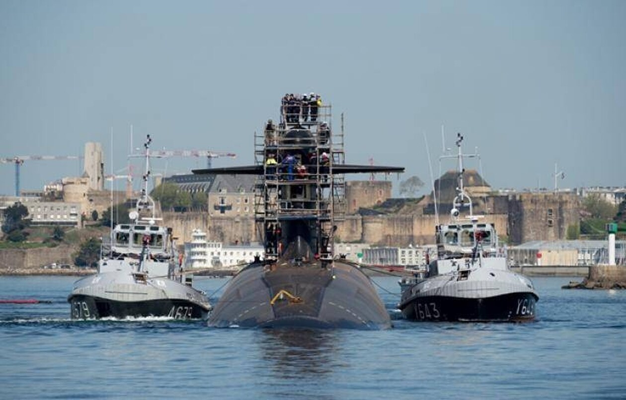 Le SNLE "Le Triomphant" : après vingt mois à Brest au bassin 8, rejoint la base de l'île longue.